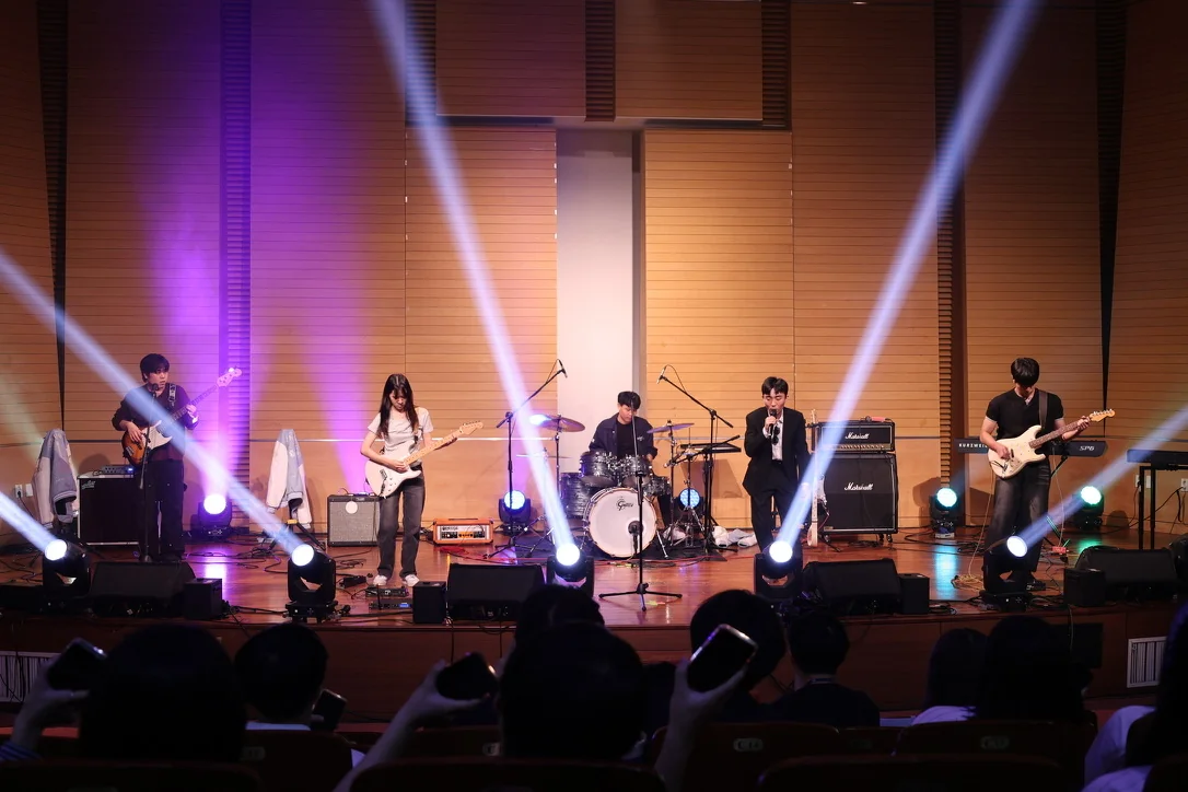 Unplugged performing ๋ฐค์ด ๊น์๋ค at the 2026 fall UNIST-DGIST Student Festival