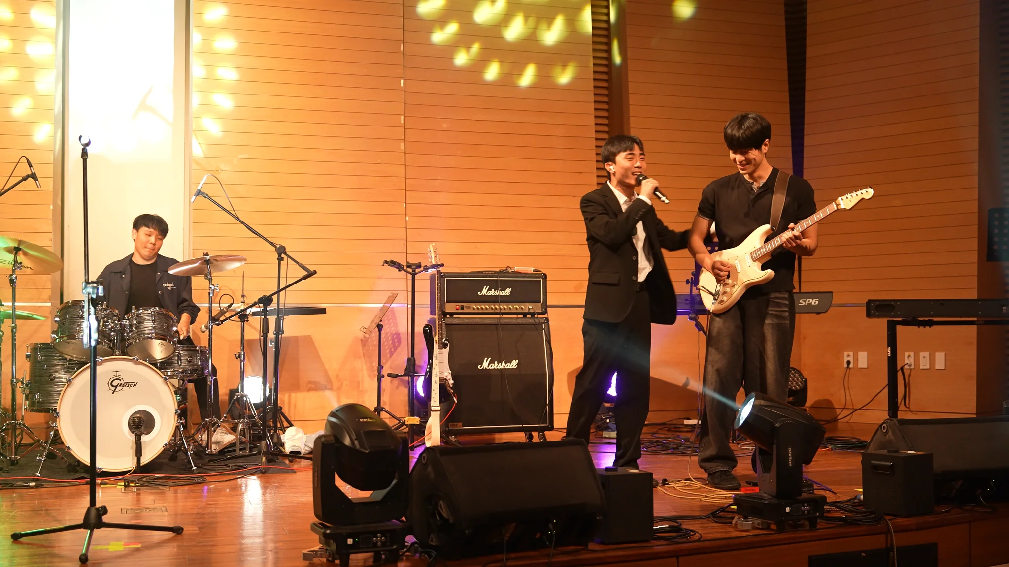 Unplugged performing ๋ฐค์ด ๊น์๋ค at the 2026 fall UNIST-DGIST Student Festival, close-up