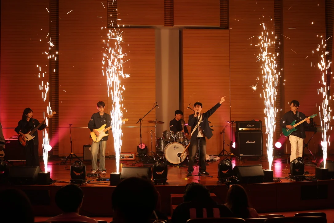 Unplugged performing ํ์ฃผ at the 2026 fall UNIST-DGIST Student Festival