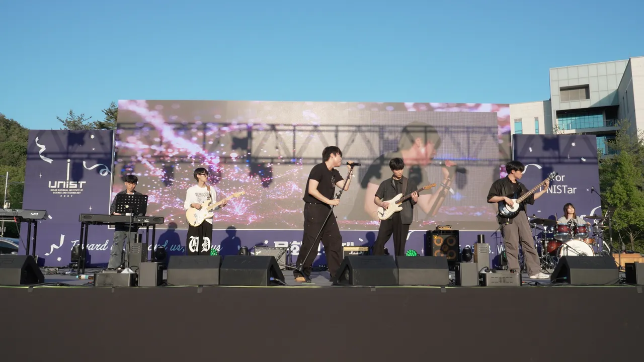 Unplugged performing Always at the 2026 spring festival