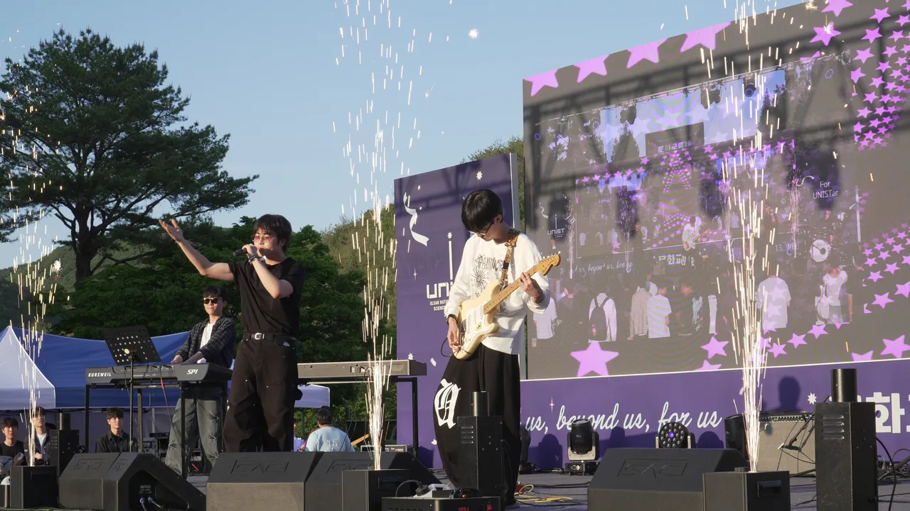 Unplugged performing Lost in Hollywood at the 2026 spring festival