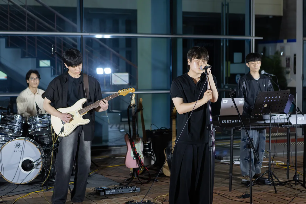 Unplugged performing Gravity at the 2026 spring joint busking