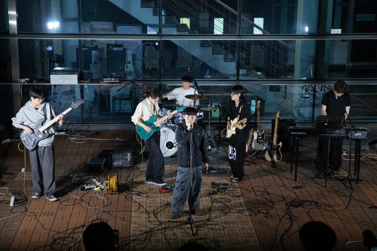 Unplugged performing A Journey to Me at the 2026 spring joint busking