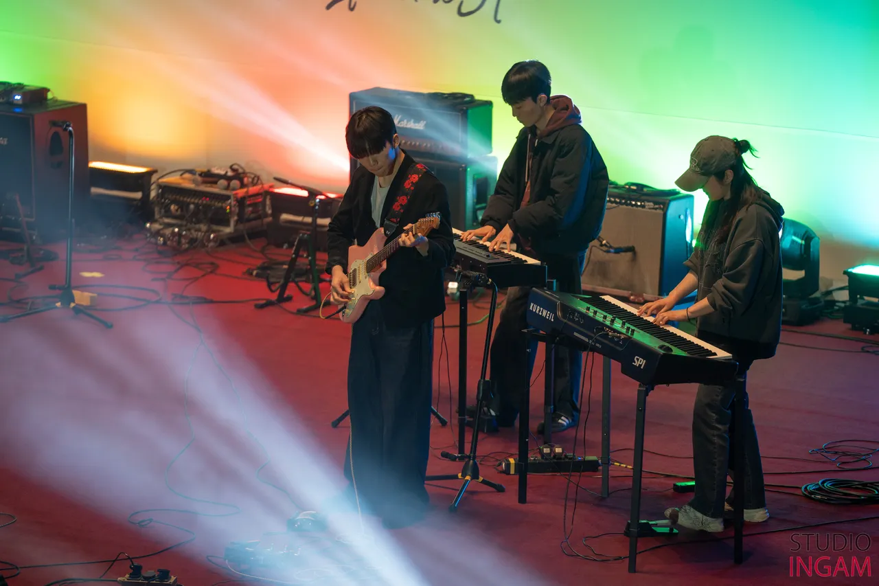 Unplugged performing ๆฐดๅนณ็ท at the 2026 spring orientation